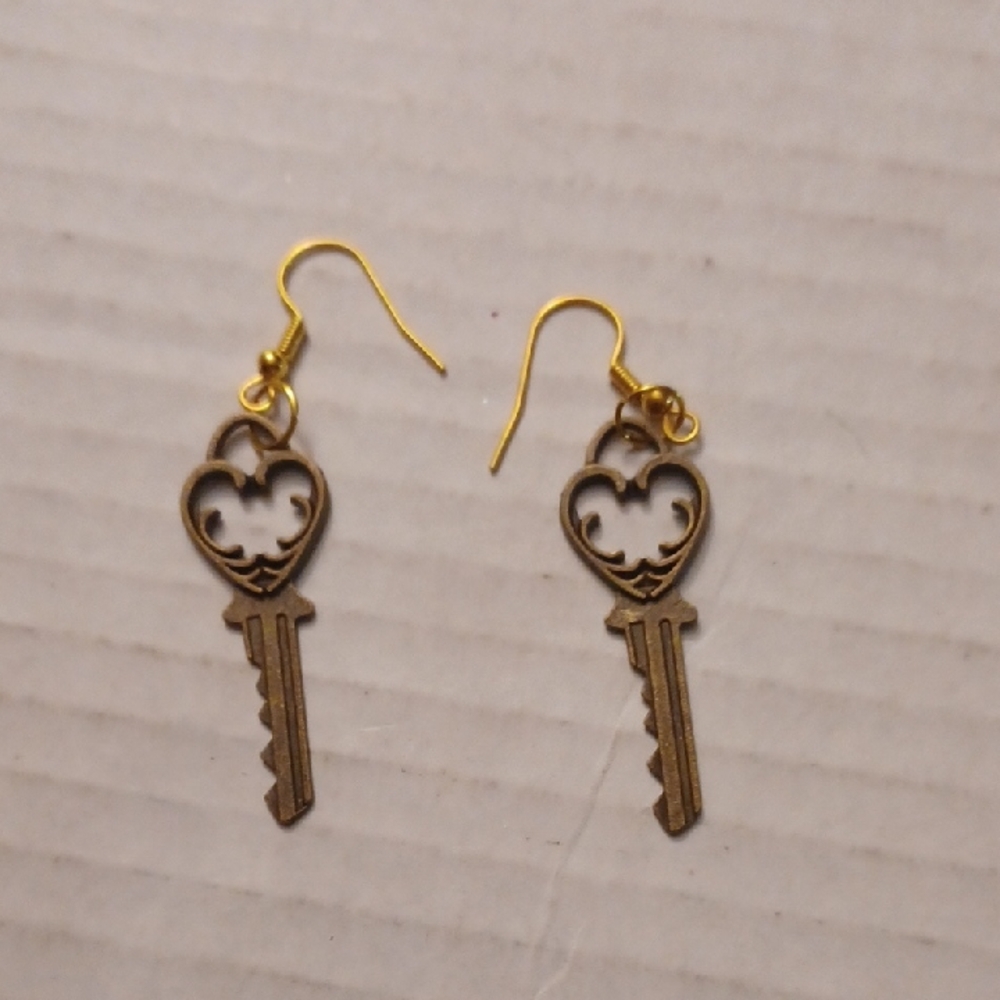 4/$40 New Antique-Style Key Earrings in Bronze and Gold